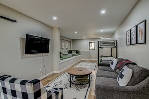 TV connectée, cheminée, jeux vidéo, livres
