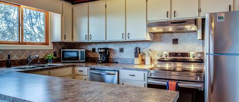 冷蔵庫、電子レンジ、オーブン、コンロ