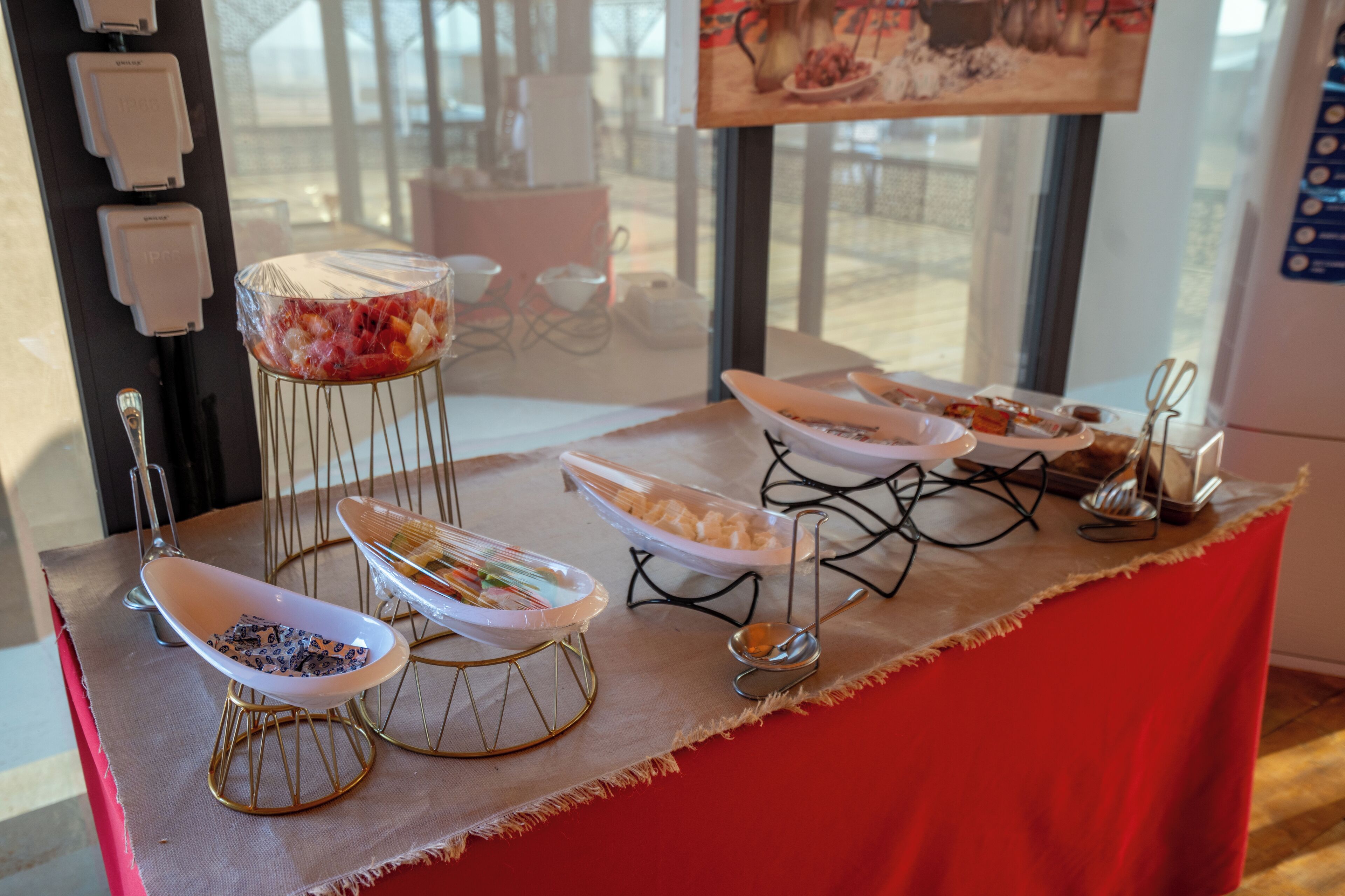 Een buffet met diverse soorten eten en bestek.