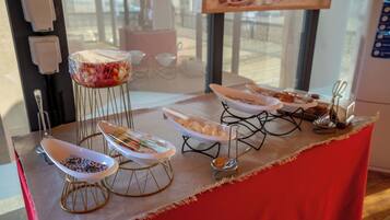 Een buffet met diverse soorten eten en bestek.
