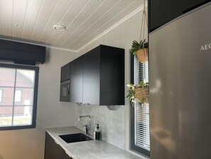 Microwave, oven, dishwasher, coffee/tea maker