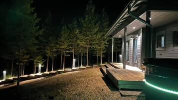 Un bâtiment moderne doté d’un porche abrité et d’un chemin recouvert de gravier.