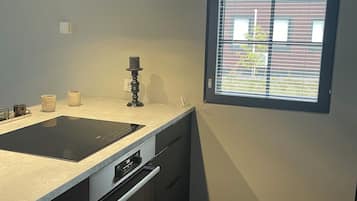 Een microgolfoven, een oven, een vaatwasser