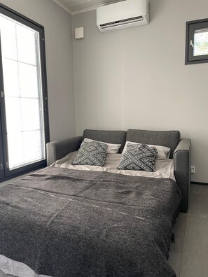 3 bedrooms, desk, free WiFi - VILLAPARADISE 
Your mind and soul will rest in the peaceful lake landscape. (Porvoo)