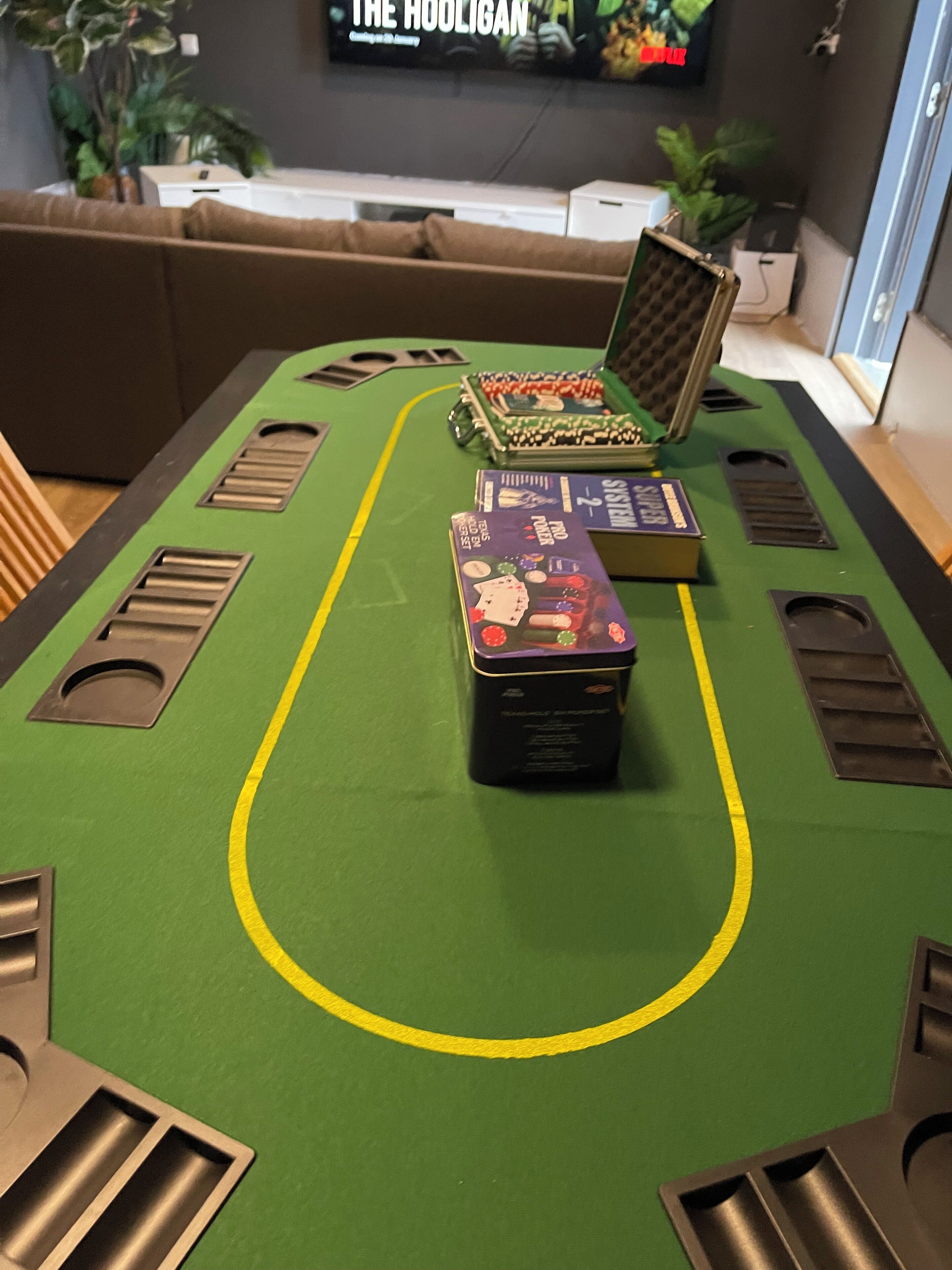 Een dobbelspel tafel met chips en een pak speelkaarten.