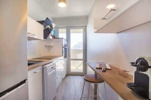 Fridge, microwave, oven, coffee/tea maker