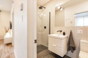 Douche, sèche-cheveux, serviettes fournies, savon