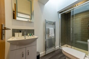 Dusche, Haartrockner, Handtücher, Seife