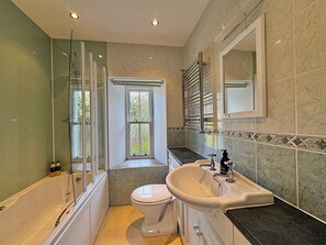 Articles de toilette écologiques, sèche-cheveux, serviettes fournies