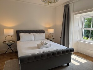 4 bedrooms, iron/ironing board, WiFi, bed sheets