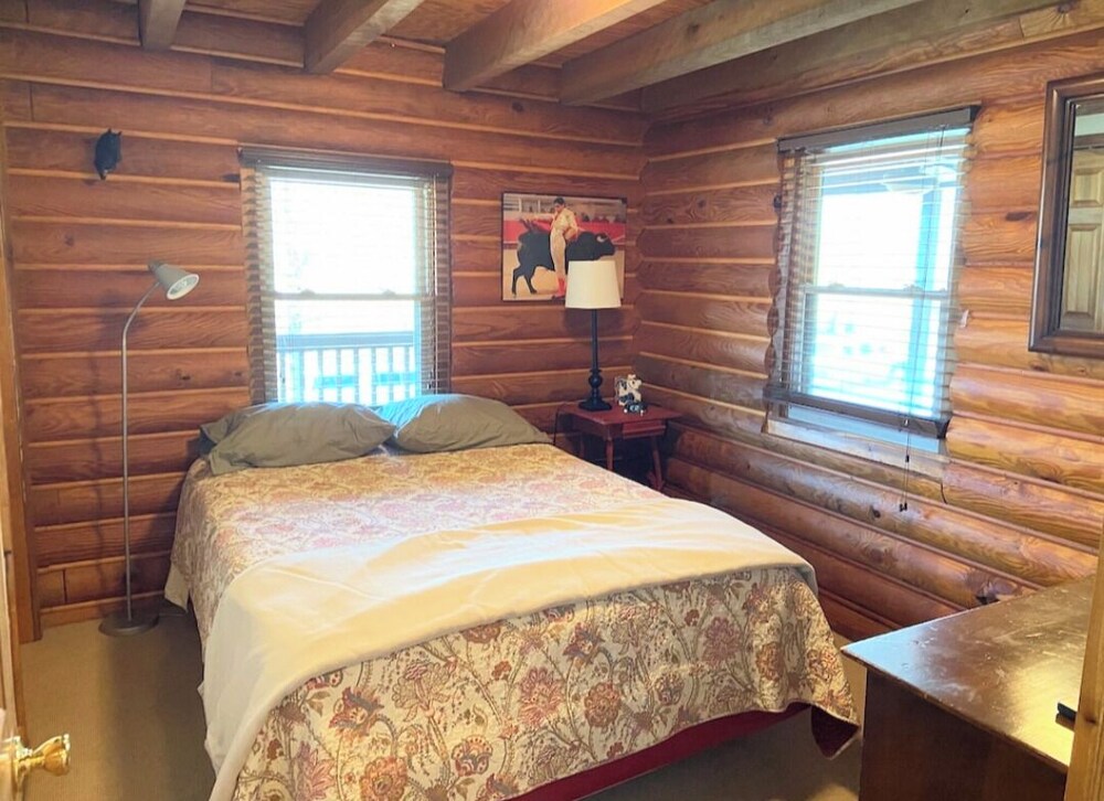 Charming 1 Bedroom, 2 Bed Loft Cabin in Lovely Shelbyville, TN
