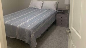 2 bedrooms, iron/ironing board, WiFi, bed sheets - Newly remodeled 2-bedroom condo in Oxford!  (Oxford)