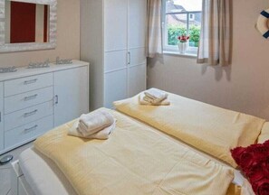 1 Schlafzimmer, individuell eingerichtet, Bügeleisen/Bügelbrett