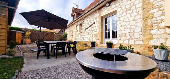 Outdoor dining - L'Etable, accommodation for 6 people in an old barn. (Verlincthun)