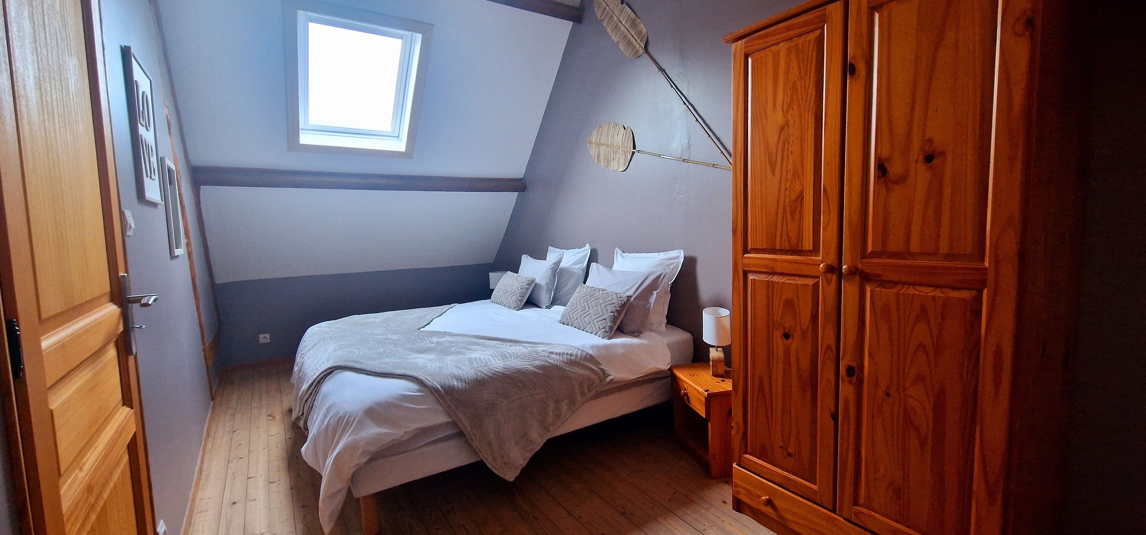 chambre transformée avec un lit double 