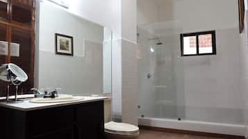 Regadera, toallas, papel de baño
