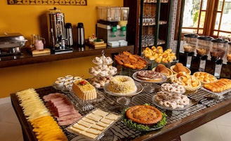 Desayuno continental gratuito y diario