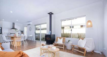 Fairway Retreat - 5 minutes from Geographe Bay