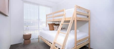 4 chambres, fer et planche à repasser, lit de bébé portatif, Wi-Fi