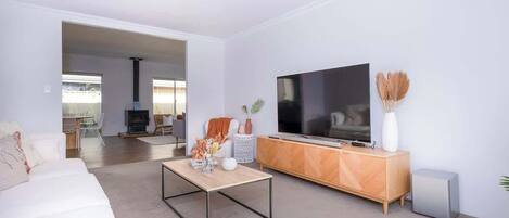 Televisión, chimenea