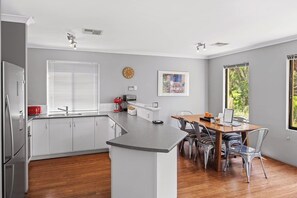 Frigorífic, microones, forn i placa de cuina