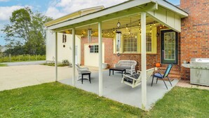 Unclassified image, 3 of 30, button - Large Yard & Basketball Hoop: Murfreesboro Home! (Murfreesboro)