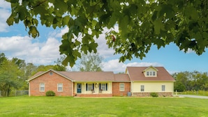 Unclassified image, 4 of 30, button - Large Yard & Basketball Hoop: Murfreesboro Home! (Murfreesboro)