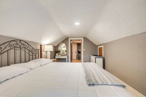 3 bedrooms, desk, travel cot, Internet - Hillside Home on 4 Wooded Acres by Sunday Lake (Wakefield)