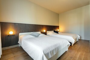 A hotel room with two beds, wooden panel headboard, and wall-mounted reading lights. - HOMA-Comfort&Style-1BR-Spacious-Natural Light-FeelHome-A/C-SelfCheckIn-Metro (Montréal)