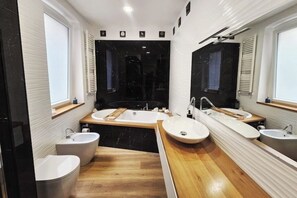 Hair dryer, bidet, towels, soap - Sea and Mountains  (Genova)