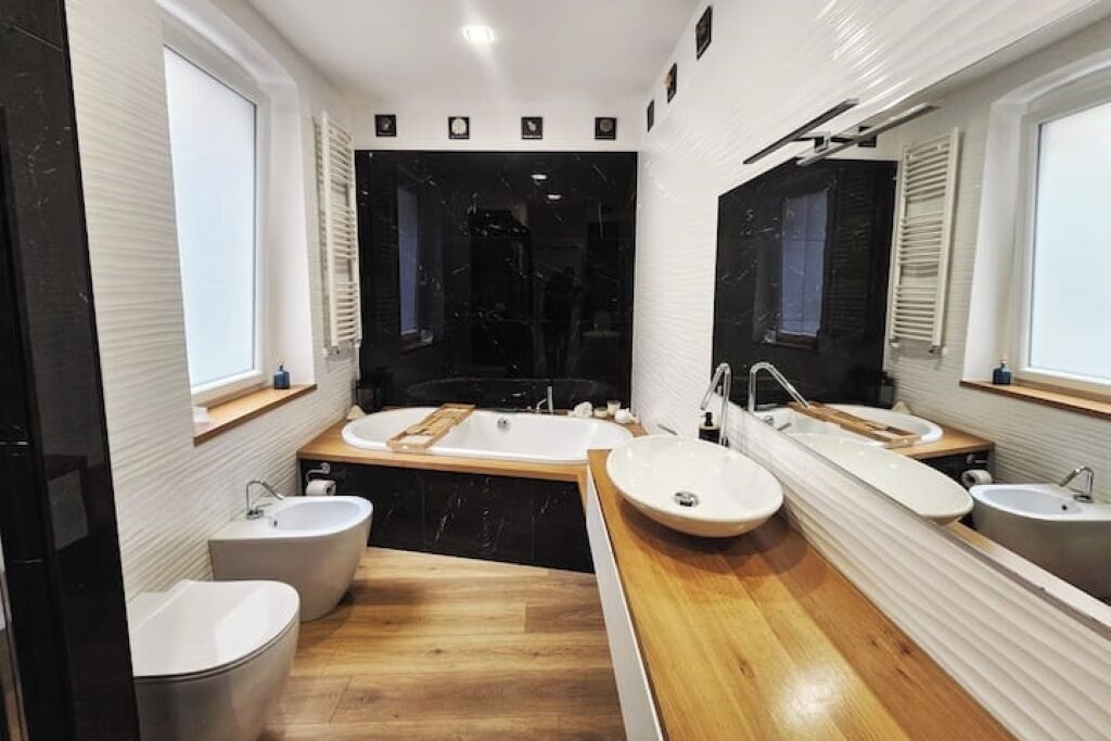 Haartrockner, Bidet, Handtücher, Seife