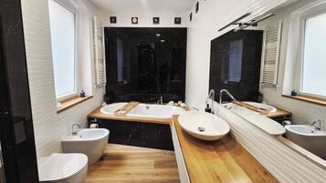 Haartrockner, Bidet, Handtücher, Seife
