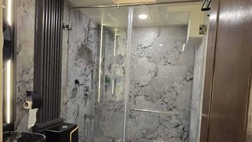 Premium Double Room | Bathroom | Shower, towels, soap, shampoo