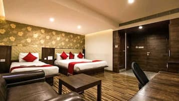 Superior Triple Room | Meja, ruang kerja komputer riba, seterika/papan seterika, Wi-fi percuma