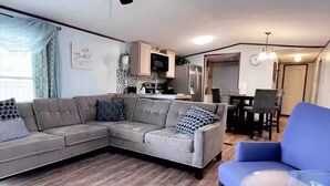 Smart TV - 2 bedrooms, 3 beds, 2 bathrooms cozy house by the bay. (Bacliff)