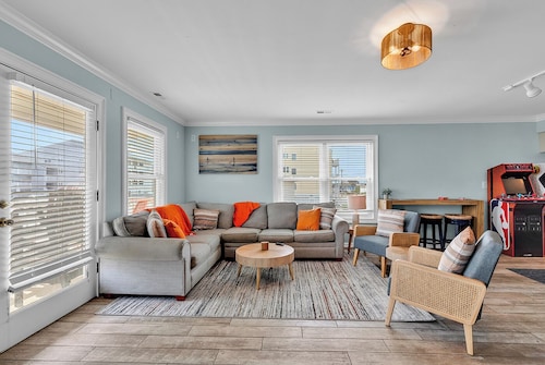 North Myrtle, Across From Beach, Private Heated Pool, Game Room, Dogs Ok