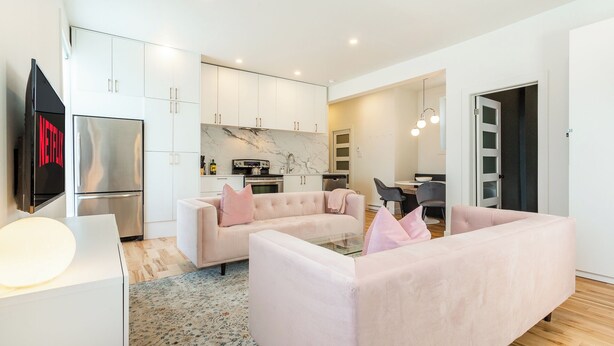 Un apartamento moderno con sala de estar, cocina y comedor.