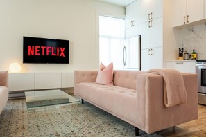 Living area - HOMA-Comfort&Style-2BR-Spacious-Natural Light-FeelHome-A/C-SelfCheckIn-Metro (Montréal)