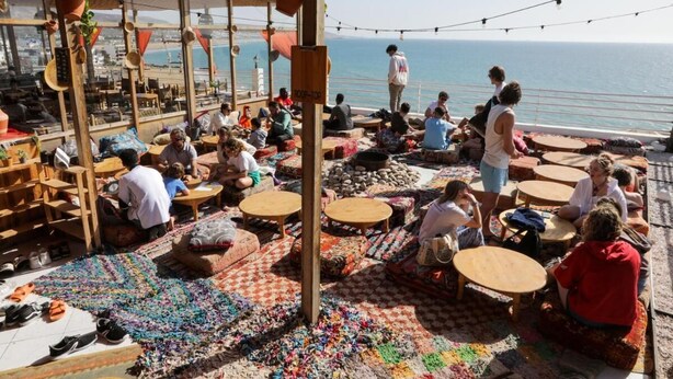 A beachside café with outdoor seating, tables, and chairs, overlooking the sea. - Locals Taghazout Surfcamp (Taghazout)