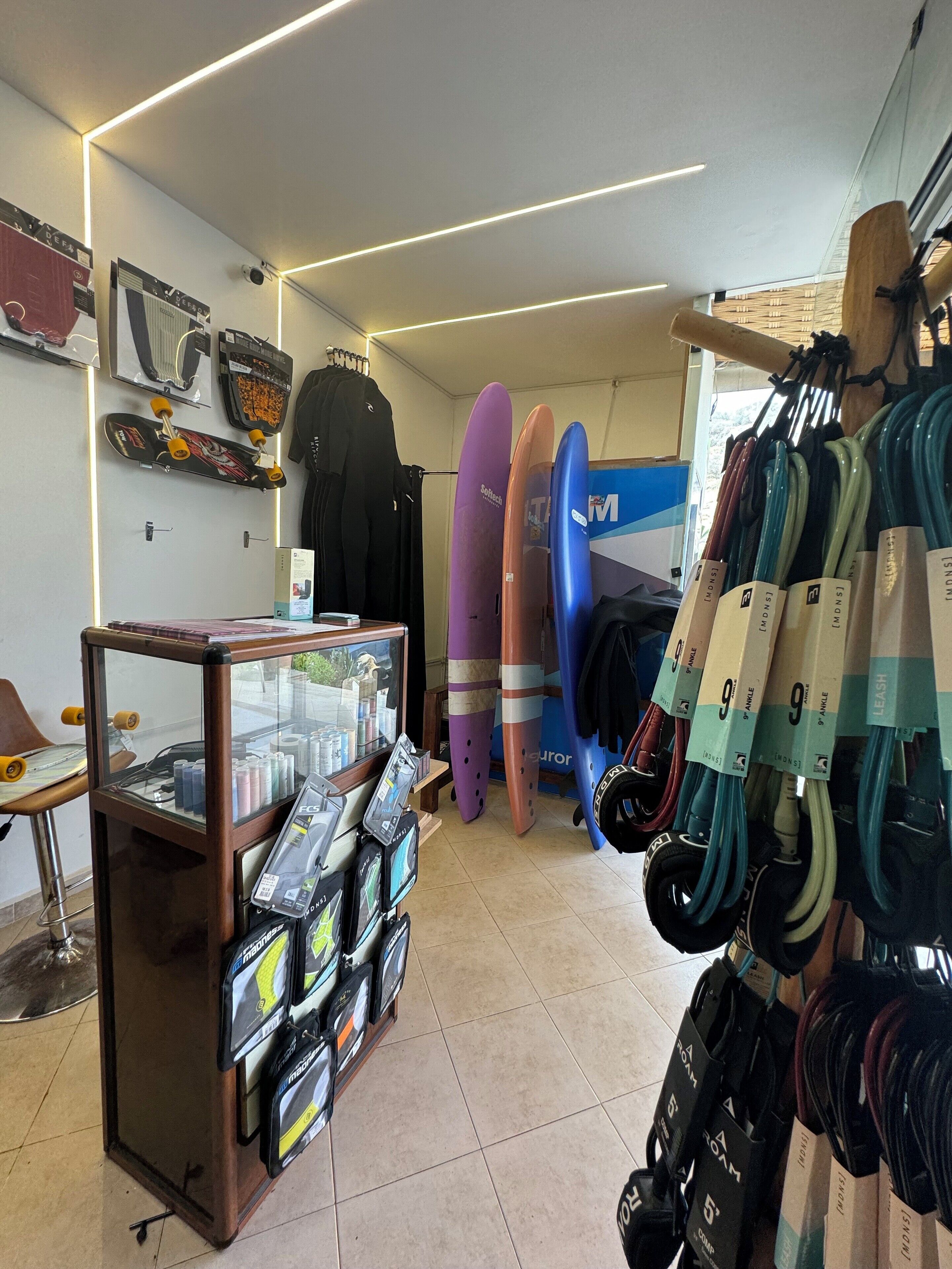 Een winkel met surfplanken, wetsuits en andere watersportartikelen.