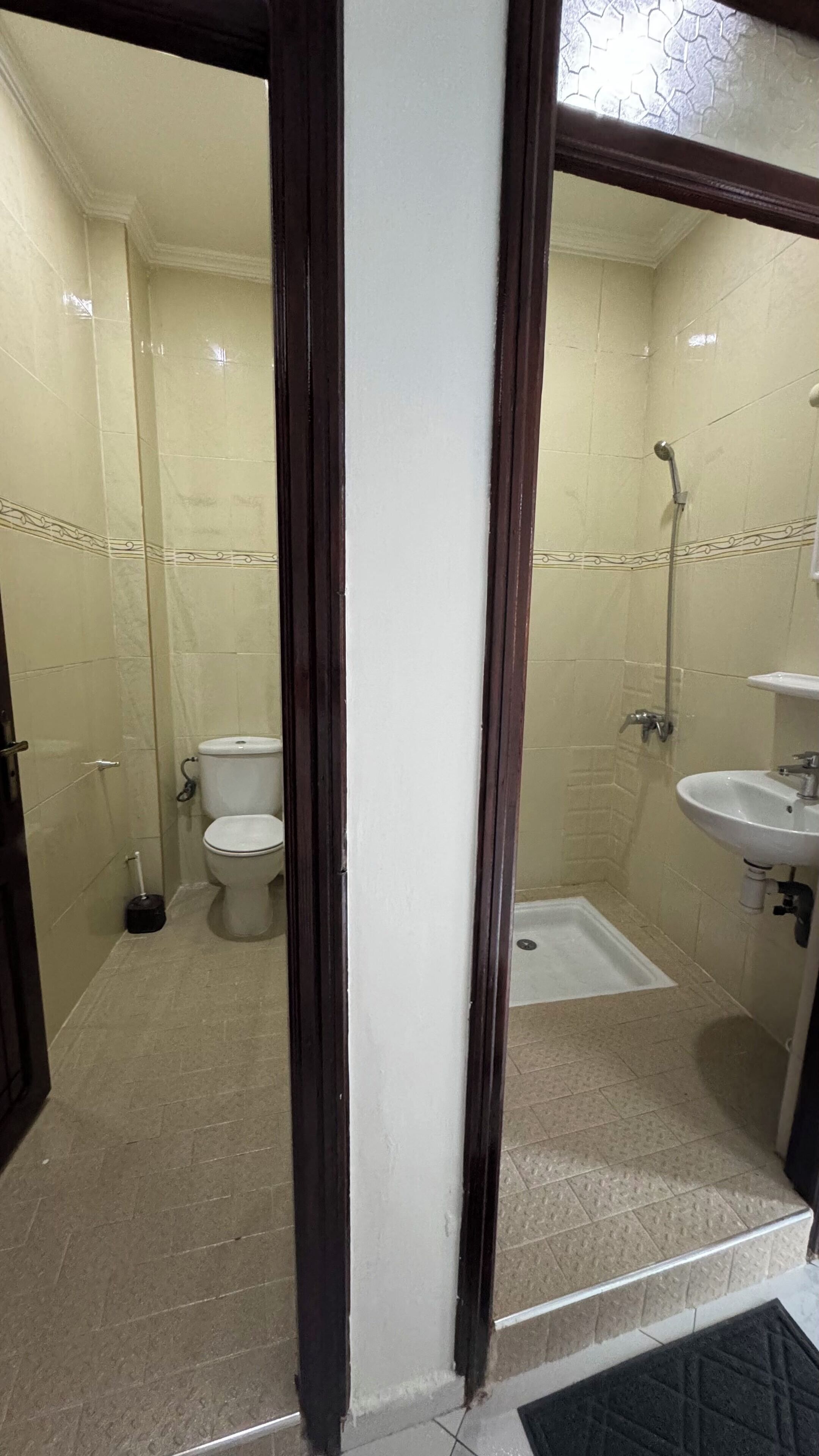 Un baño con inodoro, ducha y lavamanos.