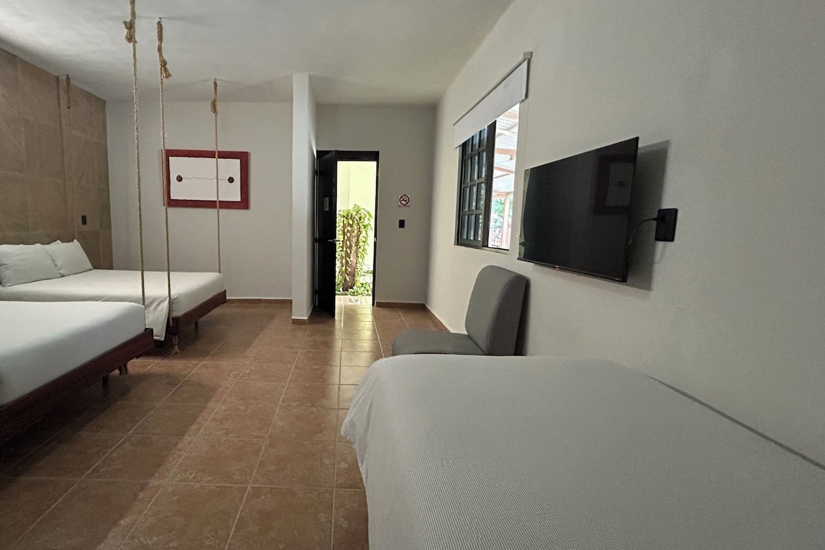Comfort-Dreibettzimmer, Mehrere Betten, Blick auf den Innenhof | 1 Schlafzimmer, kostenloses WLAN