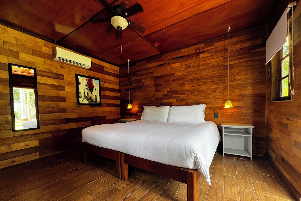 Comfort-Ferienhütte, 1 King-Bett, Balkon, Gartenblick | 1 Schlafzimmer, kostenloses WLAN