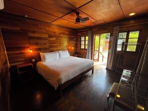 Cabana conforto, 1 cama King, sacada, vista para o jardim | Wi-Fi de cortesia