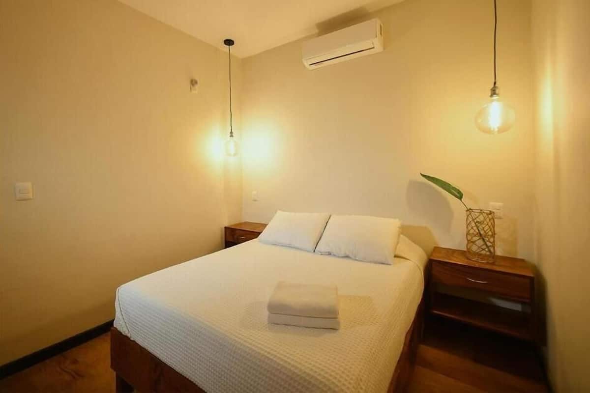 Comfort-Zimmer, 1 Doppelbett, Blick auf den Innenhof | 1 Schlafzimmer, kostenloses WLAN