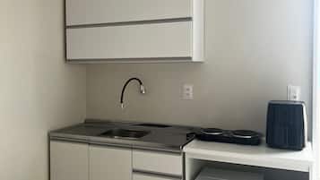 Apartamento, vista para o jardim | Cozinha privada | Geladeira, micro-ondas, fogão, cooktop