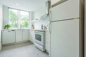 Microwave, oven, stovetop, dishwasher - HOMA-Comfort&Style-Loft-Spacious-Natural Light-FeelHome-A/C-SelfCheckIn-Metro (Montréal)