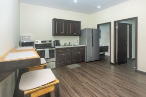 Mikrowelle, Ofen, Herdplatte, Wasserkocher mit Kaffee-/Teezubehör