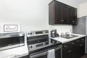 Mikroaaltouuni, uuni, liesi, kahvin-/teenkeitin