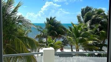 Utsikt mot strand/hav